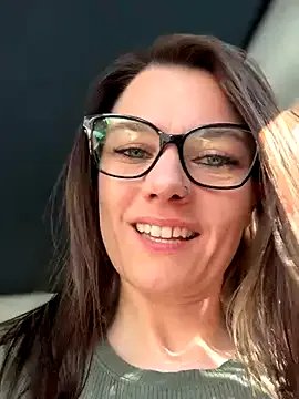 MiraKova – webcam model profile photo Image 6