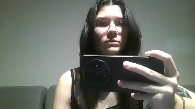 Evie – webcam model profile photo Image 2