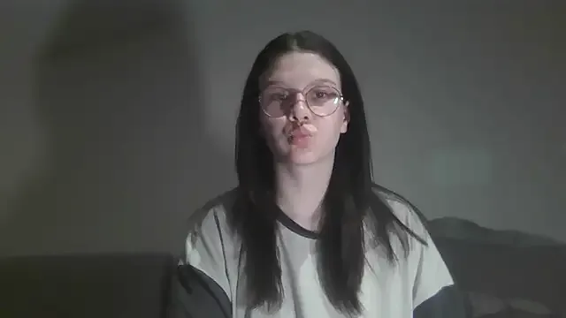 Evie – webcam model profile photo Image 7