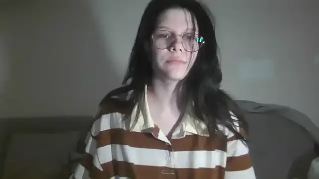 Evie – webcam model profile photo Image 8