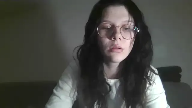 Evie – webcam model profile photo Image 9