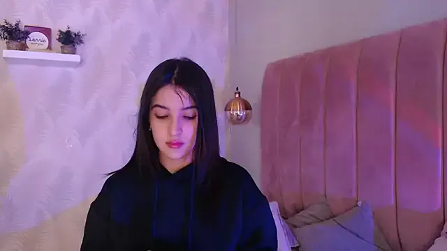 LunaTempt – webcam model profile photo Image 4