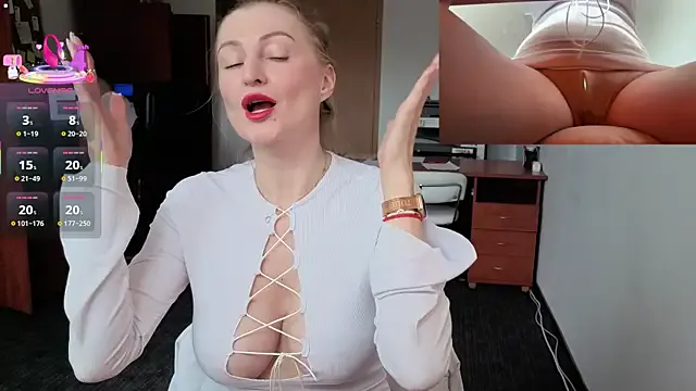 Carine – webcam model profile photo Image 3