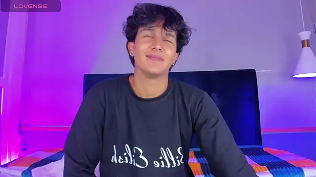 LT-333 – webcam model profile photo Image 10