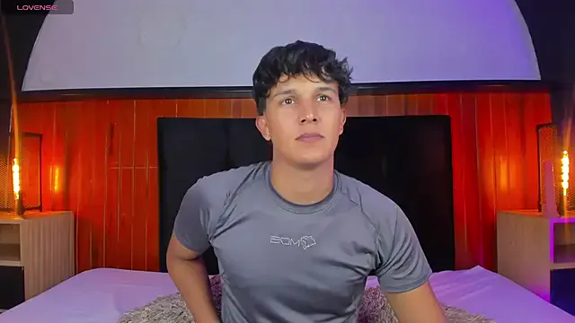 LT-333 – webcam model profile photo Image 12