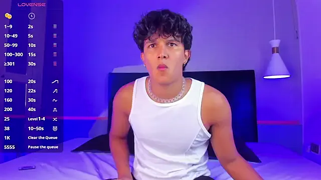 LT-333 – webcam model profile photo Image 3