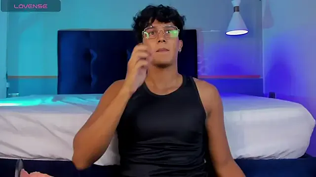 LT-333 – webcam model profile photo Image 4