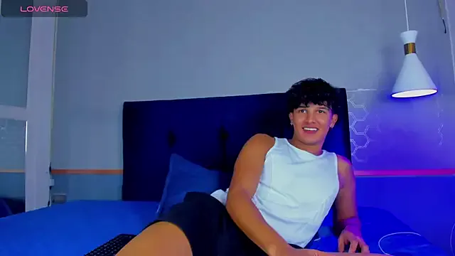 LT-333 – webcam model profile photo Image 6