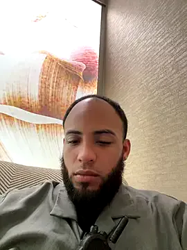 Carine – webcam model profile photo Image 4