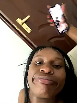 LittleChaosQueen – webcam model profile photo Image 10