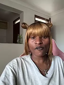 LittleChaosQueen – webcam model profile photo Image 12