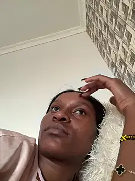 LittleChaosQueen – webcam model profile photo Image 6