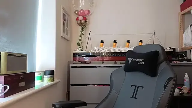 Liana – webcam model profile photo Image 2