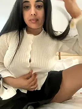 Dolce – webcam model profile photo Image 5