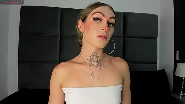 Dolce – webcam model profile photo Image 3