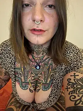 Liana – webcam model profile photo Image 18