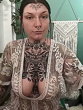 Liana – webcam model profile photo Image 2