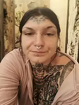 Liana – webcam model profile photo Image 3