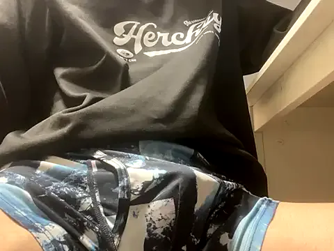 MiraKova – webcam model profile photo Image 11