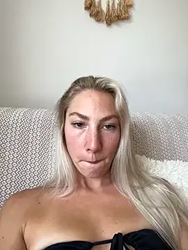 Bella – webcam model profile photo Image 3