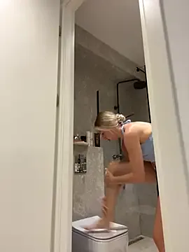 Bella – webcam model profile photo Image 4