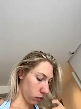 Bella – webcam model profile photo Image 5