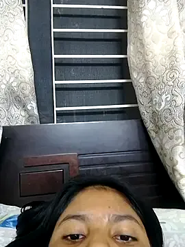 EmiBrow – webcam model profile photo Image 4