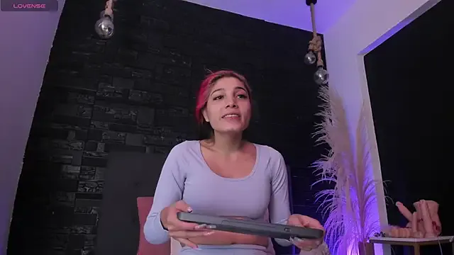 Yelaine – webcam model profile photo Image 2