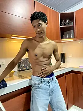 AdeleWood – webcam model profile photo Image 14