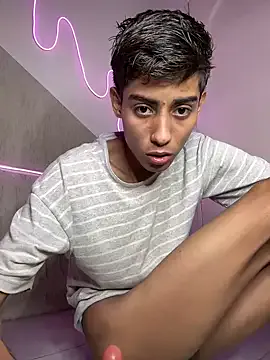 AishaHart – webcam model profile photo Image 3