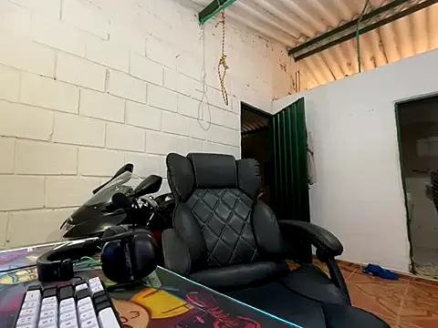 Dolce – webcam model profile photo Image 14