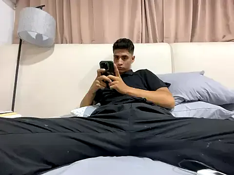 Dolce – webcam model profile photo Image 4