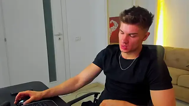 Dolce – webcam model profile photo Image 10