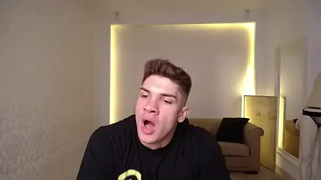 Dolce – webcam model profile photo Image 4