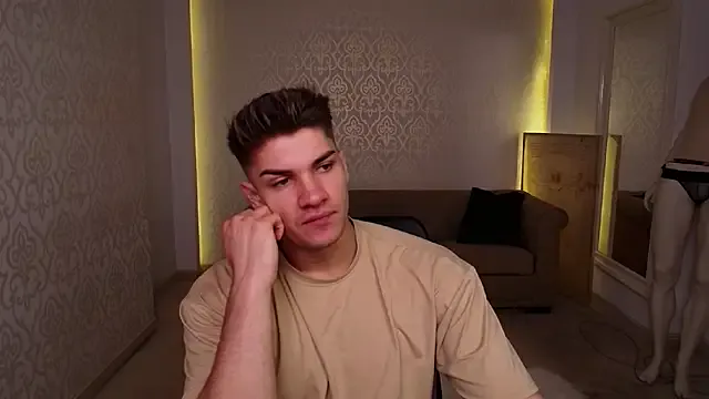 Dolce – webcam model profile photo Image 5