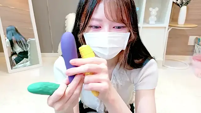 EmiBrow – webcam model profile photo Image 10