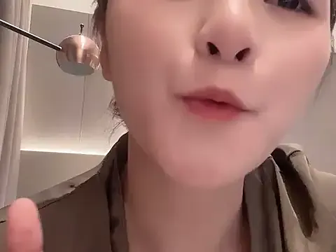 Dolce – webcam model profile photo Image 9