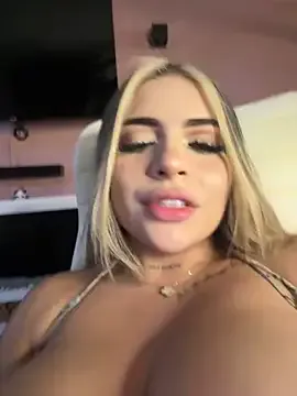 Activoz – webcam model profile photo Image 7