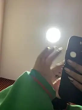 Dolce – webcam model profile photo Image 9