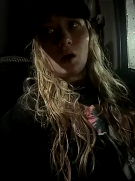 MiraKova – webcam model profile photo Image 3