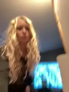 MiraKova – webcam model profile photo Image 6