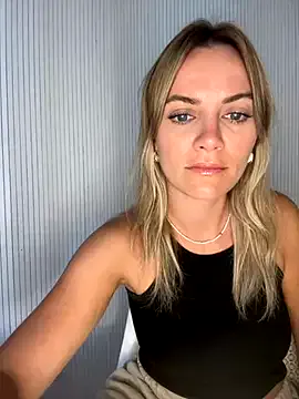 AYW-21 – webcam model profile photo Image 10