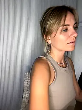 AYW-21 – webcam model profile photo Image 11