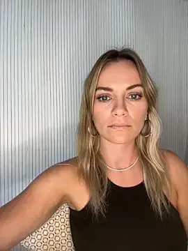 AYW-21 – webcam model profile photo Image 13