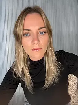 AYW-21 – webcam model profile photo Image 14