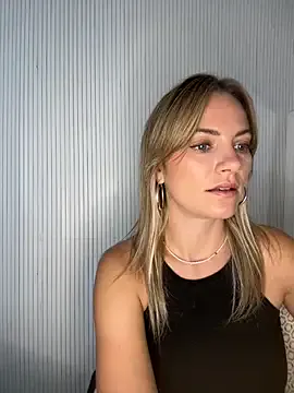 AYW-21 – webcam model profile photo Image 15