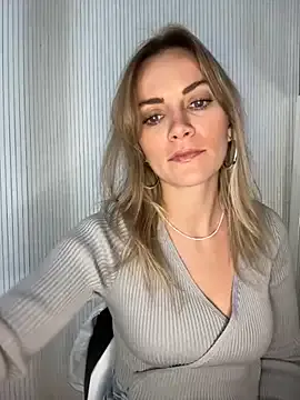 AYW-21 – webcam model profile photo Image 17