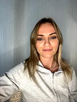 AYW-21 – webcam model profile photo Image 18