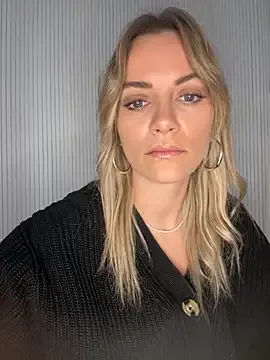 AYW-21 – webcam model profile photo Image 19