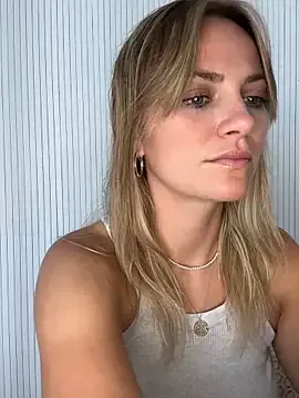 AYW-21 – webcam model profile photo Image 2